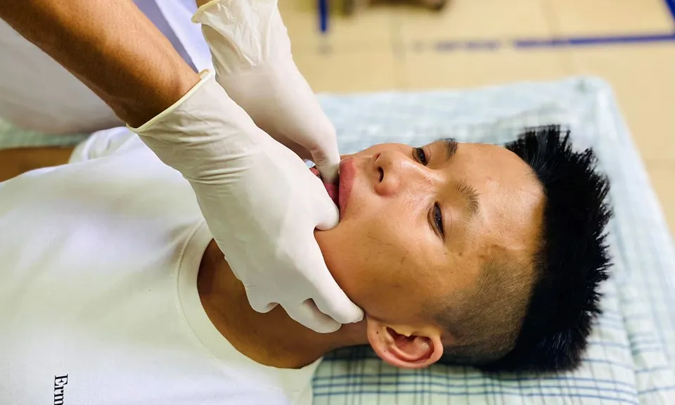 Cấp cứu nam thanh niên không khép được miệng vì ngáp quá lớn