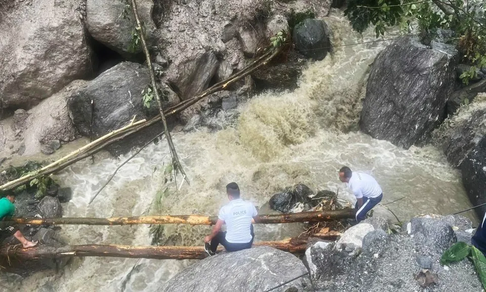 Lũ lụt và lở đất vùng Himalaya: 10 người thiệt mạng, 2.400 khách du lịch mắc kẹt