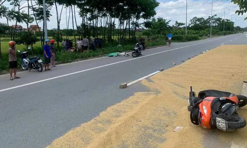 Phơi thóc trên đường lộ, 2 người đi xe máy ngang qua va chạm làm  bị thương 