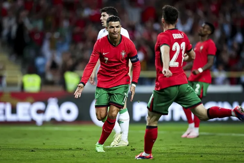 ronaldo-dap-tra-du-luan-ve-viec-phai-ngoi-du-bi-tai-euro-2024-toi-se-lam-the-neu-hlv-yeu-cau 1