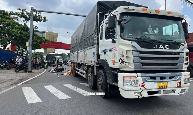 Xe tải ôm cua cán trúng cô gái nạn nhân tử vong dưới bánh xe tải