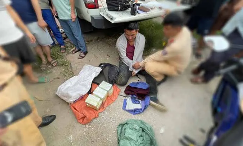 Bắt giữ đối tượng vận chuyển 18 bánh heroin bằng xe mô tô