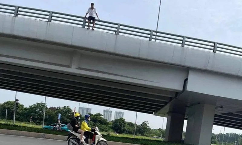 Người đàn ông lên cầu vượt nhảy xuống đường - Ảnh: người dân cung cấp