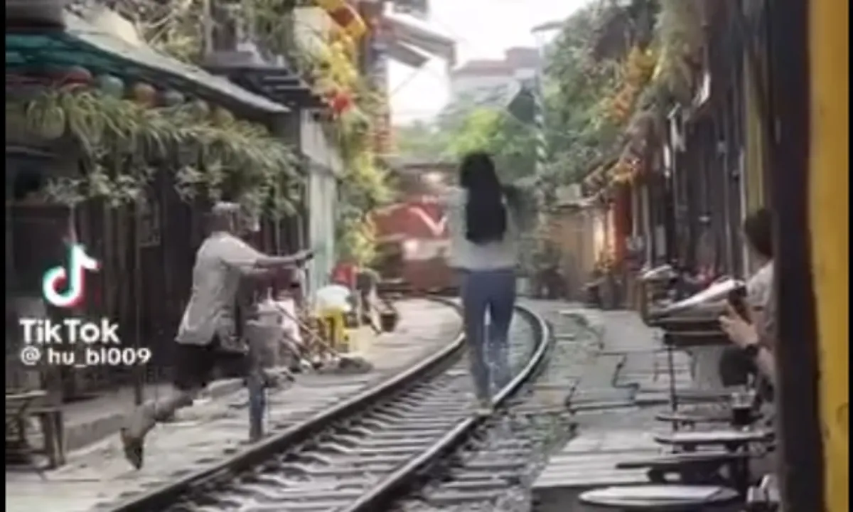Vụ cô gái lao ra đường ray chụp hình: Xử phạt chủ quán cà phê