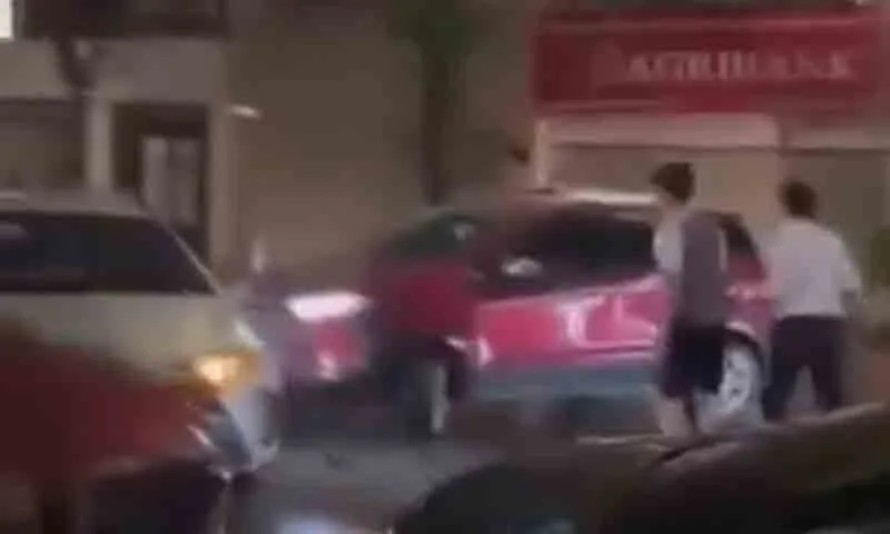 Hình ảnh ô tô va chạm với nhiều ô tô khác được lan truyền trên mạng xã hội.