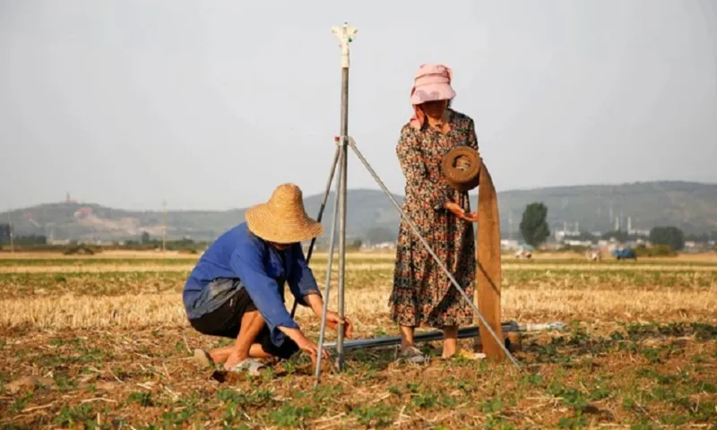 Nông dân củng cố hệ thống tưới tiêu ở  Hà Nam  Trung Quốc  Re