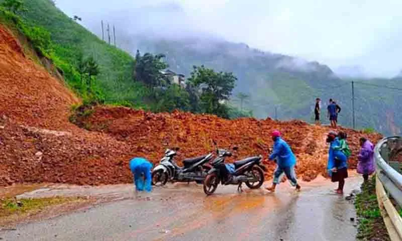 Vụ đất đá sạt lở xuống tuyến đường từ Đồng Văn sang huyện Mèo Vạc tỉnh Hà Giang Ảnh internet