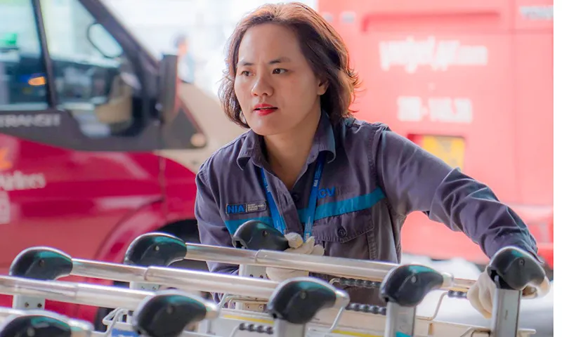 Khách quên ví có nửa tỷ đồng, nhân viên xe đẩy sân bay Nội Bài trả lại