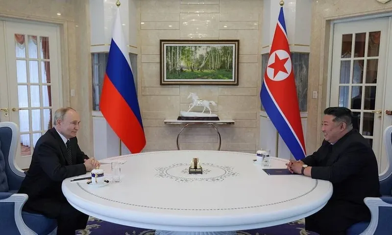 Lãnh đạo Triều Tiên Kim Jong-un (phải) và Tổng thống Nga Vladimir Putin ở thủ đô Bình Nhưỡng (Triều Tiên) hôm 196. Ảnh TASS