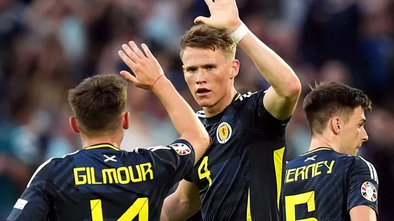 paul-merson-kho-hieu-voi-cach-dung-scott-mctominay-cua-hlv-tuyen-scotland 1