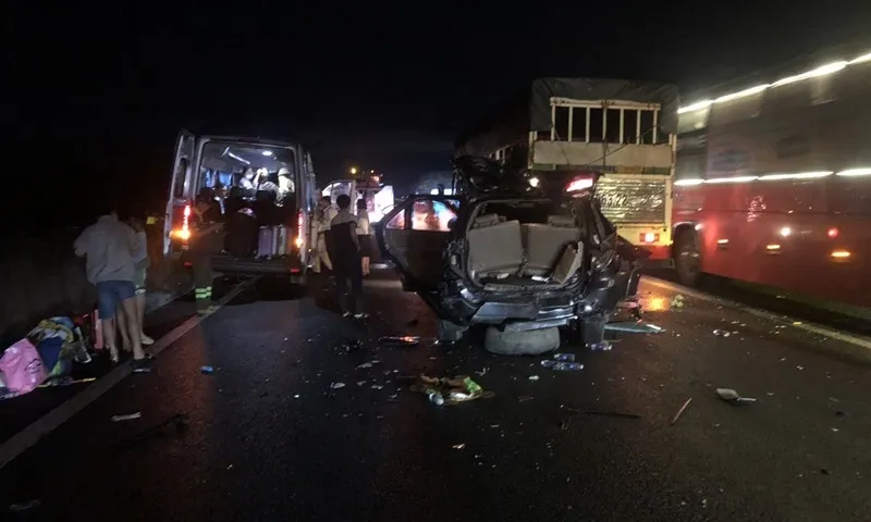 3 ô tô va chạm trên cao tốc TPHCM - Trung Lương, 11 người bị thương