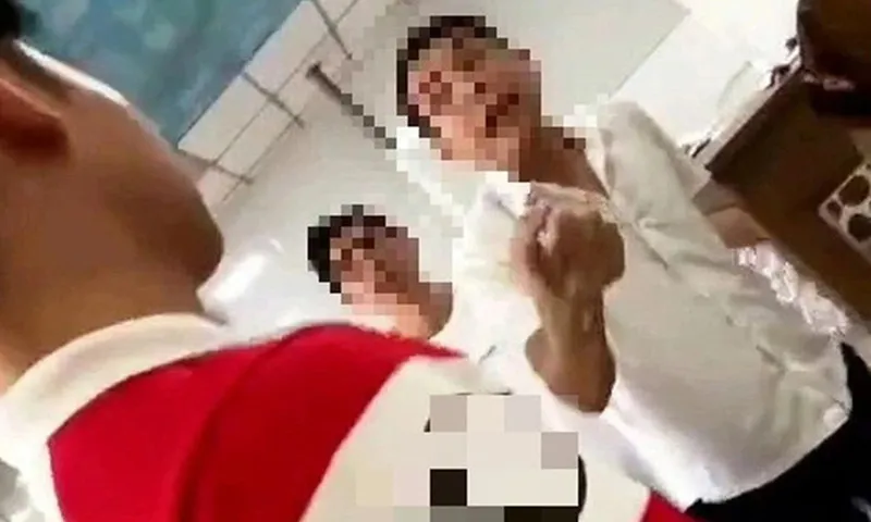 Người của nhà hàng có thái độ thiếu văn minh đuổi khách ra ngoài - Ảnh cắt từ clip