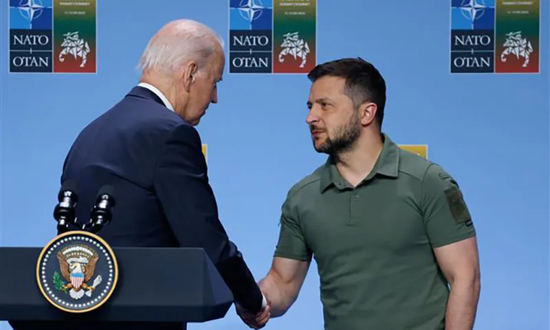 Tổng thống Mỹ Joe Biden tại một cuộc gặp với Tổng thống Ukraine Zelensky. Ảnh AFP