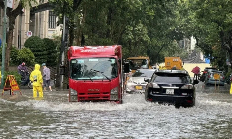 mua-lon-lai-nhan-chim-nhieu-tuyen-pho-o-ha-noi