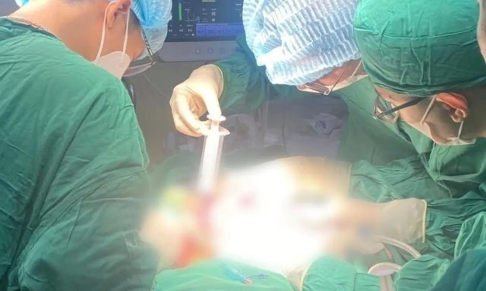 Nam thanh niên bị máy xay thịt cuốn đứt lìa 1/3 cánh tay