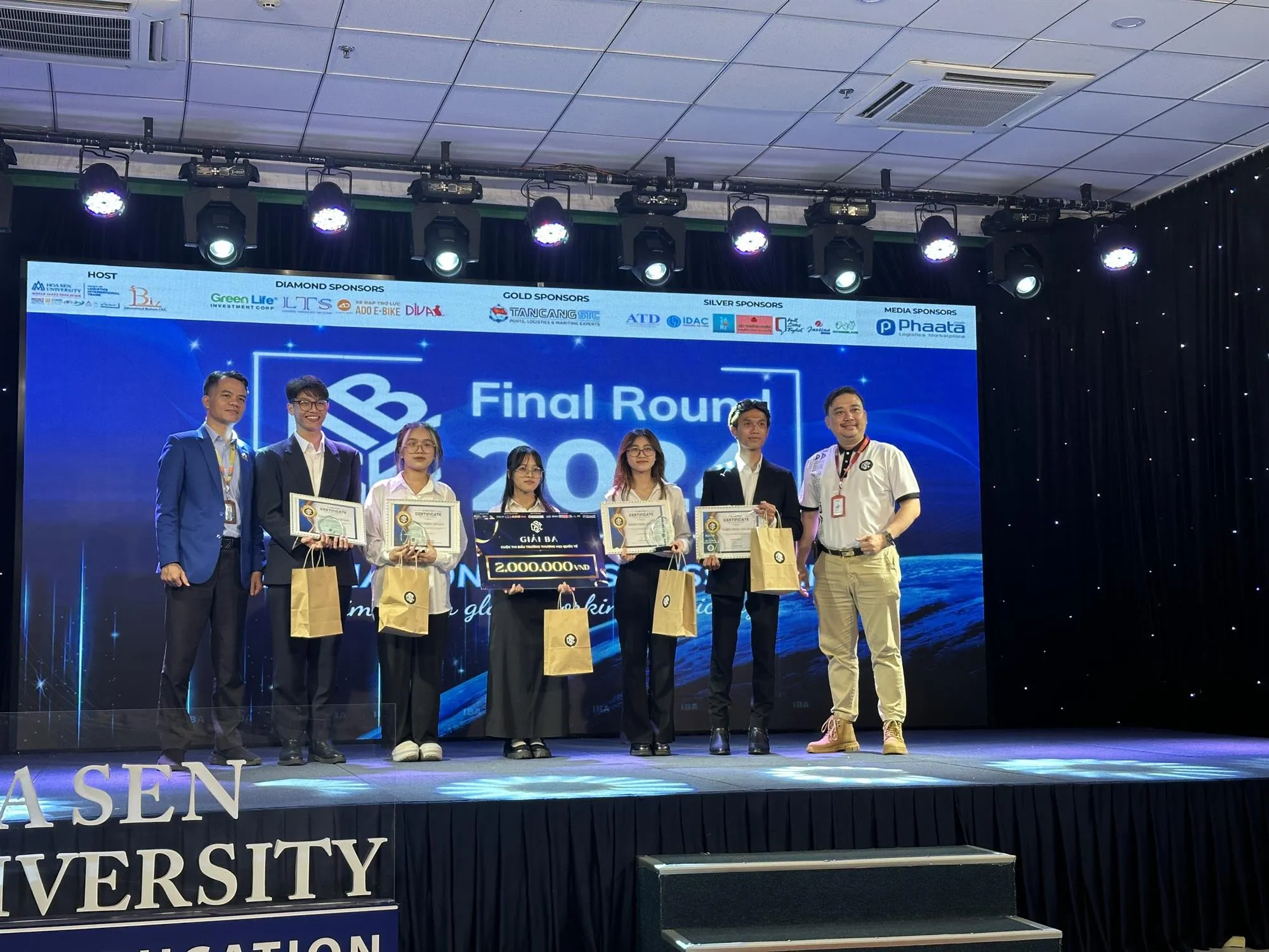 z5566671688646_640b8b85aa8efe85cd1556aaf816f3d4