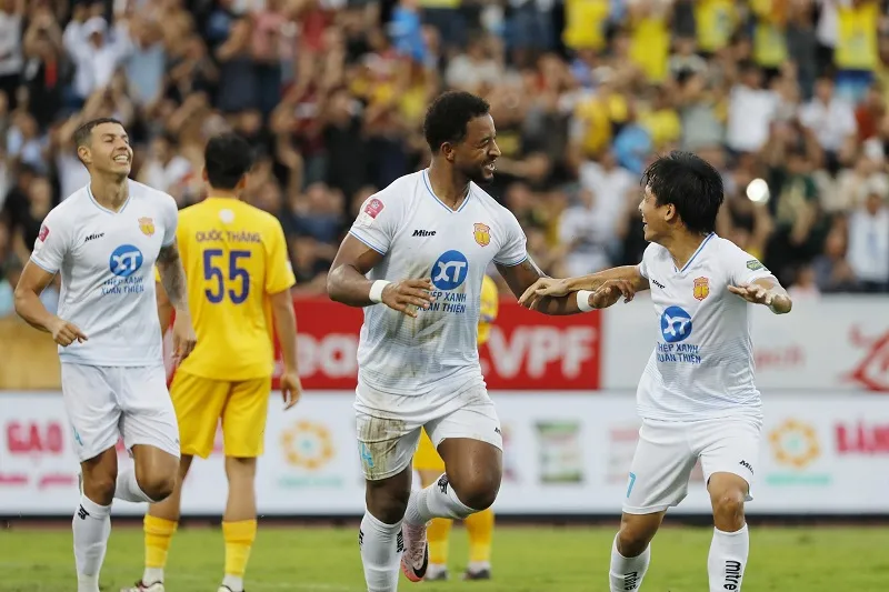 Rafaelson lập hat-trick giúp Nam Định giành chiến thắng đậm 5-1 trước Khánh Hòa - Ảnh: internet