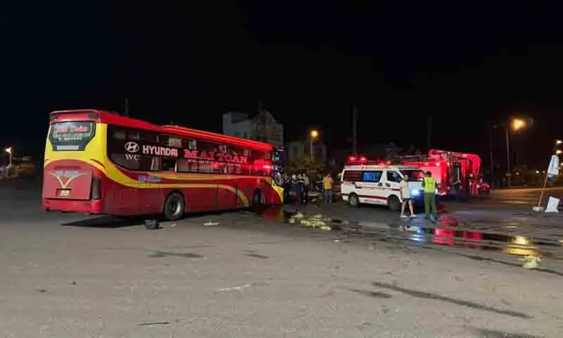 Hiện trường vụ tai nạn phá đầu xe khách đưa tài xế đi cấp cứu 