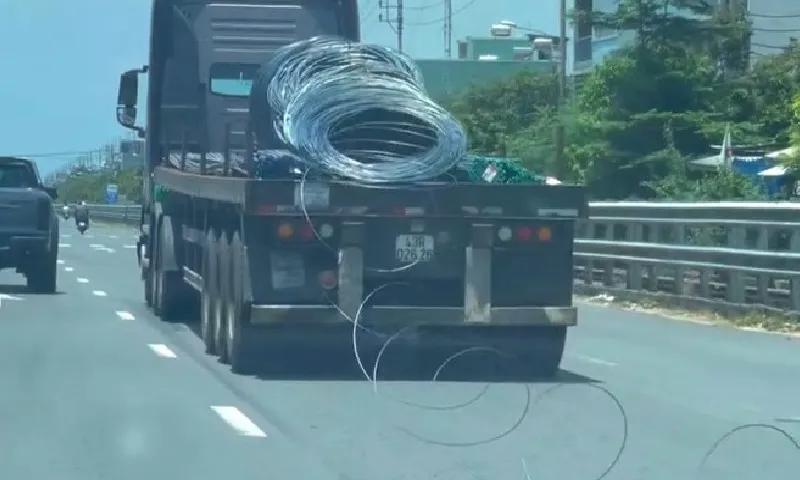 Tài xế container sơ suất khiến cuộn thép rơi xuống đường trên Quốc lộ 1A bị xử phạt
