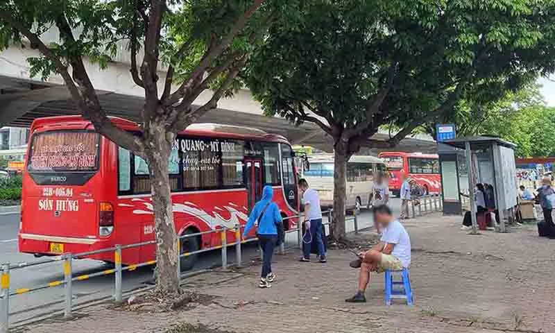 Trạm xe buýt bị xe khách quây kín. Ảnh: báo Lao động