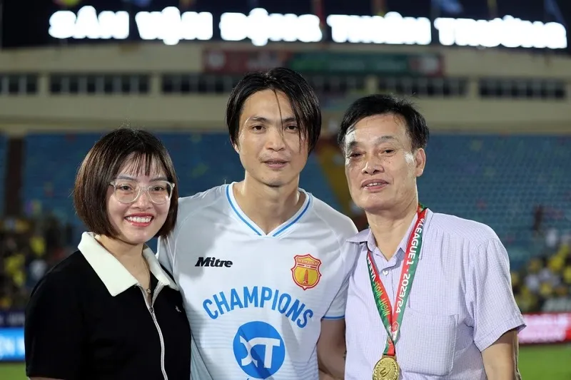 Cầu thủ CLB Nam Định mừng chức vô địch V-League 2023/24