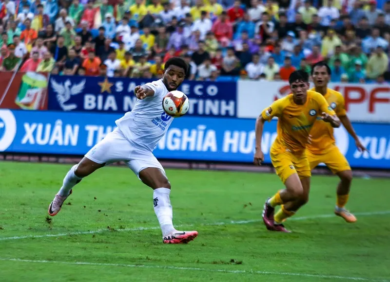 Rafaelson tiếp tục tỏa sáng với cú hat-trick để cán mốc 31 bàn và cầm chắc danh hiệu Vua phá lưới mùa bóng năm nay