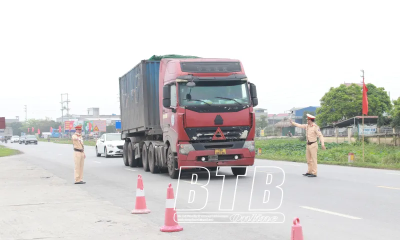 Lực lượng CSGT tuần tra, xử lý các vi phạm về tải trọng - Ảnh: báo Thái Bình