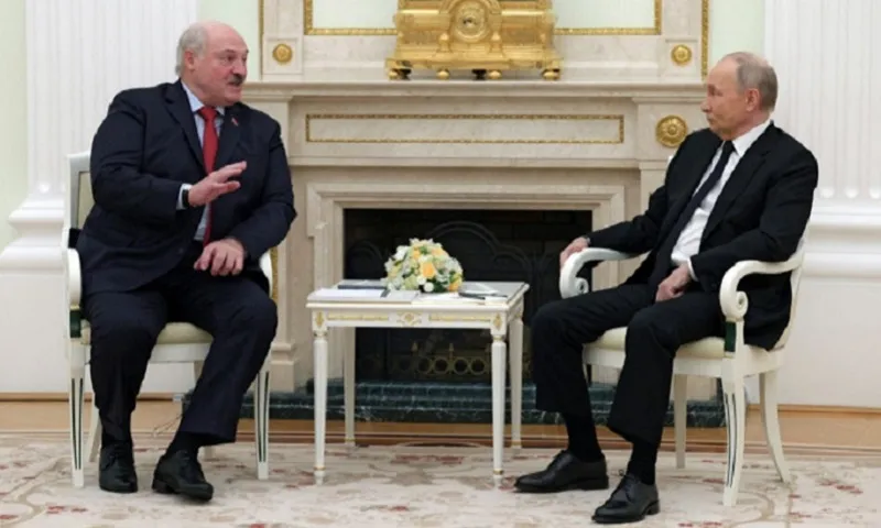 Tổng thống Nga Vladimir Putin (phải) và người đồng cấp Belarus Alexander Lukashenko  AFP