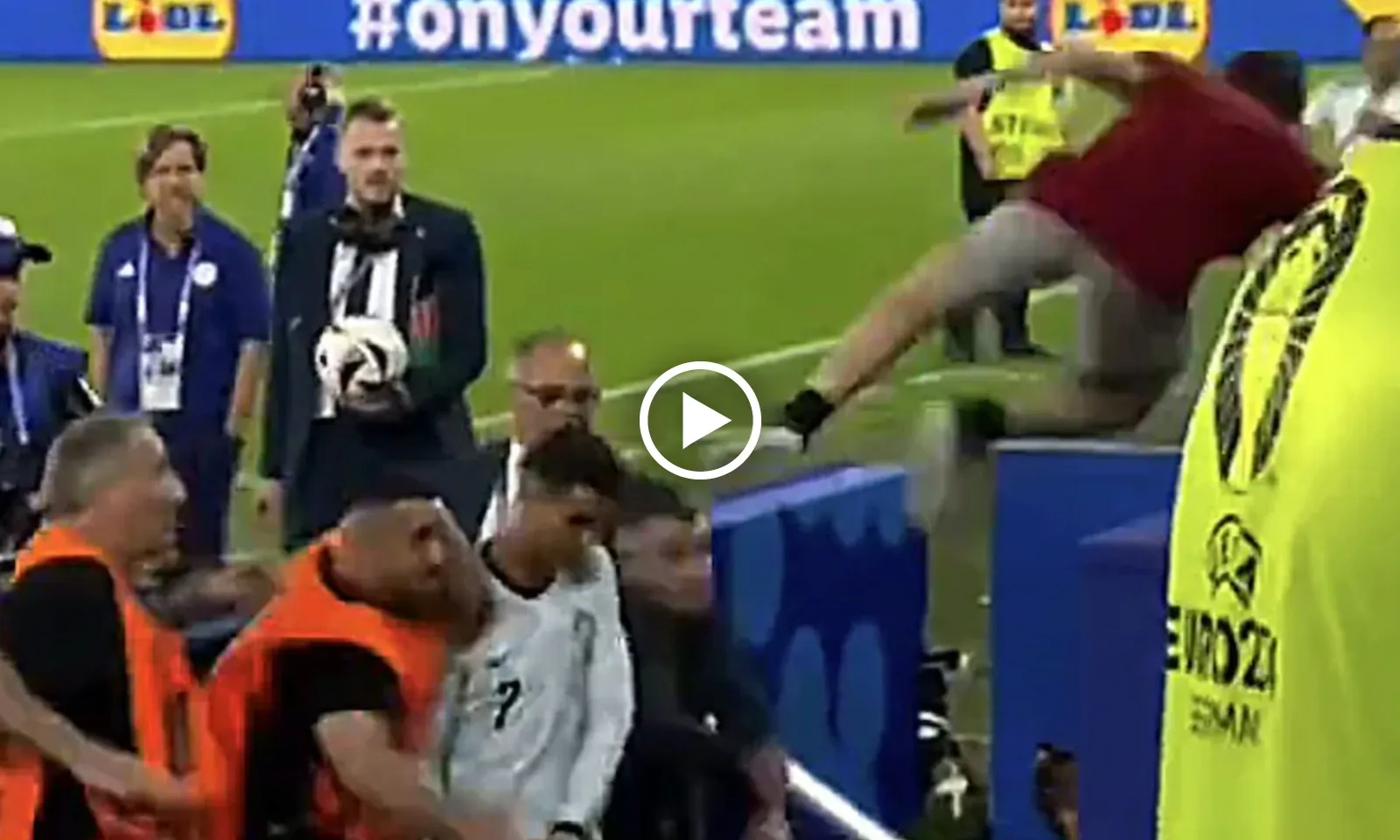 VIDEO: Ronaldo bị fan manh động nhảy đạp xuống, thoát nạn trong gang tấc