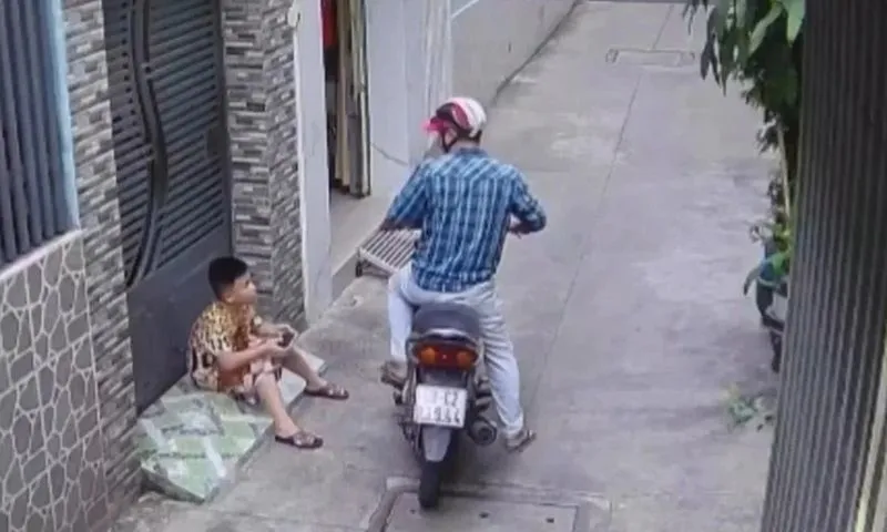 TPHCM: Bé trai bị giật mất điện thoại khi đang ngồi chơi trước nhà