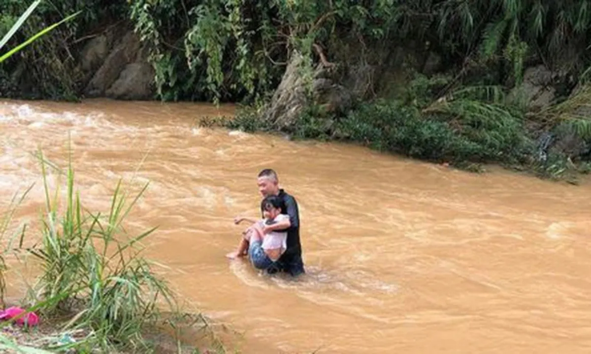 hai-thanh-nien-cuu-be-gai