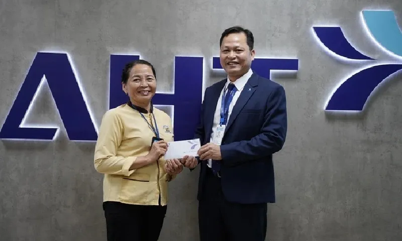 Nhân viên vệ sinh sân bay Đà Nẵng trao trả 1,4 tỷ đồng nhặt được cho người bỏ quên