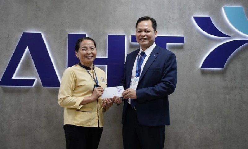 Nhân viên vệ sinh sân bay Đà Nẵng trao trả 1,4 tỷ đồng nhặt được cho người bỏ quên