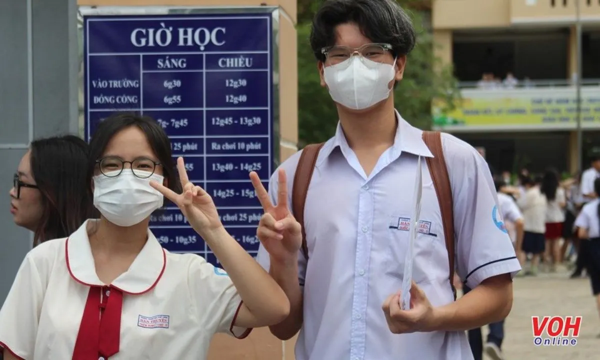 Sáng 28/6, thí sinh làm bài thi tổ hợp khoa học tự nhiên, khoa học xã hội