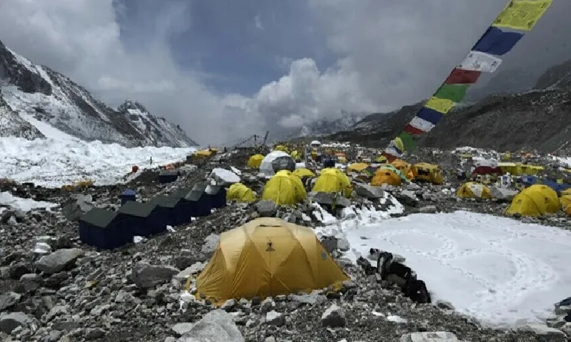 Everest đối mặt thách thức môi trường do rác thải và hàng trăm thi thể lộ ra sau băng tan