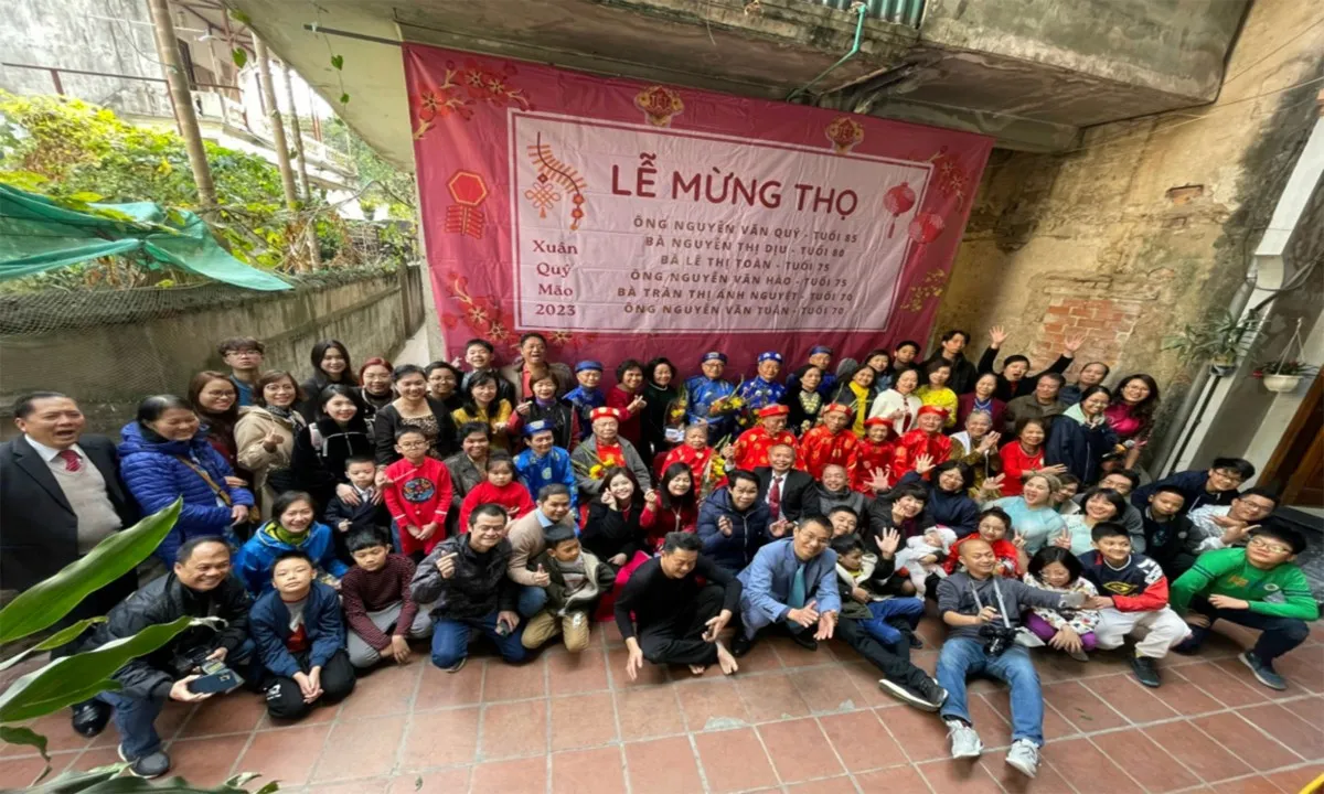 Câu chuyện về một gia đình với hơn 300 thành viên, 5 thế hệ