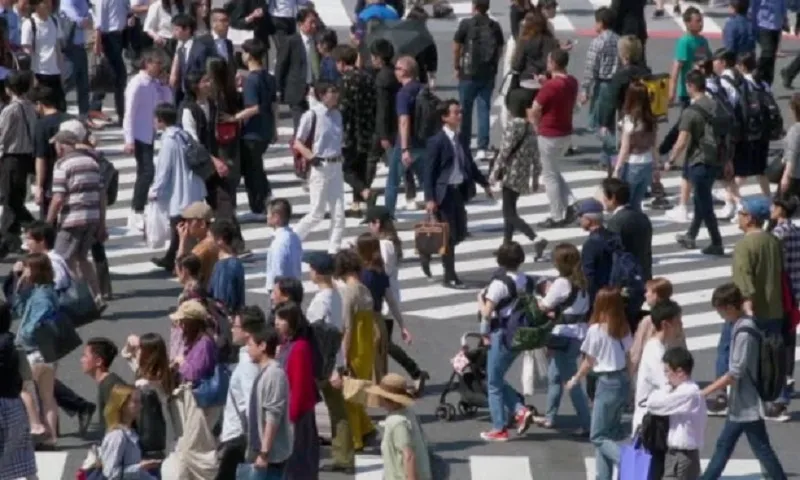 Đám đông người đi bộ băng qua đường Shibuya, Tokyo    iStock