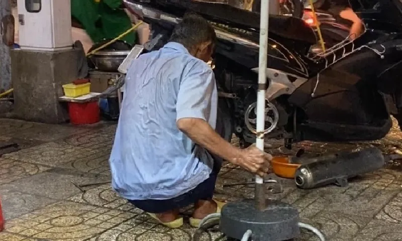 Câu chuyện ấm lòng về chú sửa xe tận tâm bất chấp mưa gió