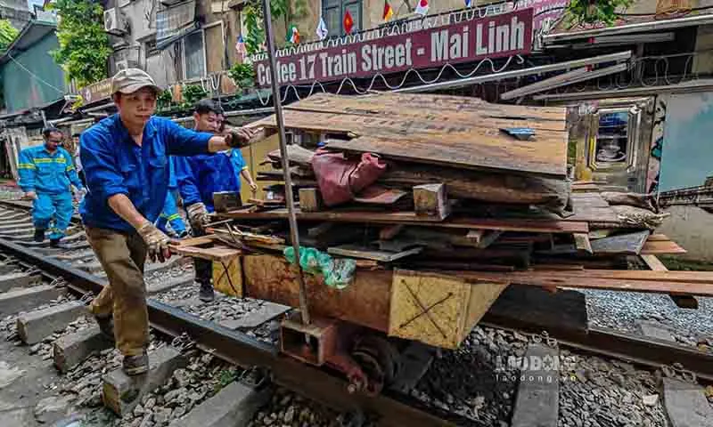 Dọn dẹp vật dụng dọc đường tàu đảm bảo an toàn giao thông