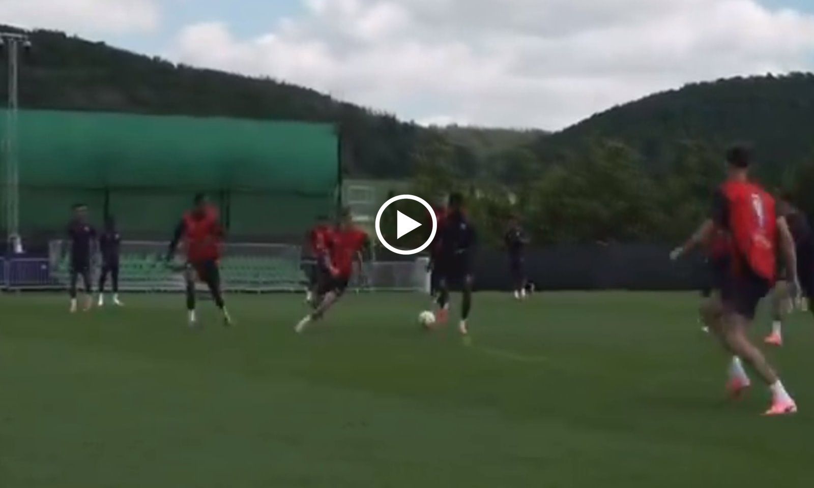 VIDEO: Mainoo phô diễn kỹ thuật thượng thừa tại tuyển Anh, vượt mặt Gallagher ghi bàn đẹp mắt 