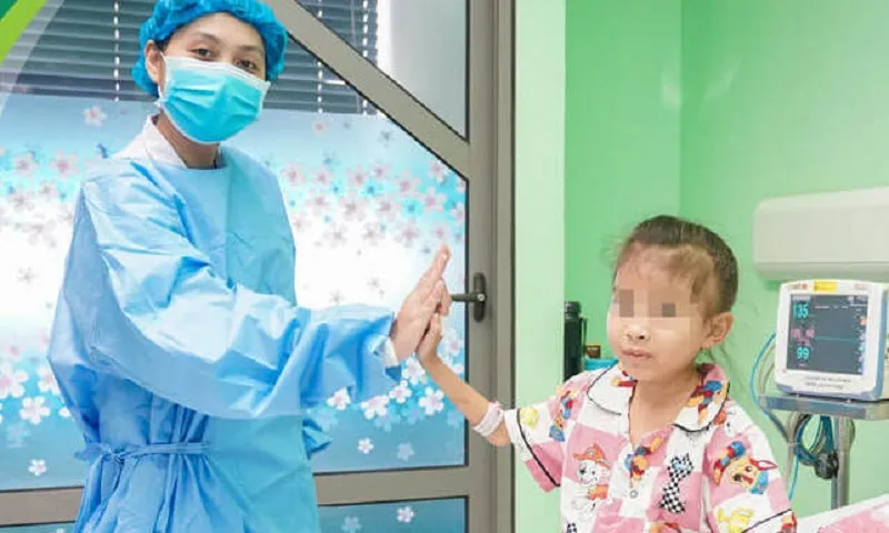 Bé gái 7 tuổi được cứu sống nhờ bà nội hiến thận