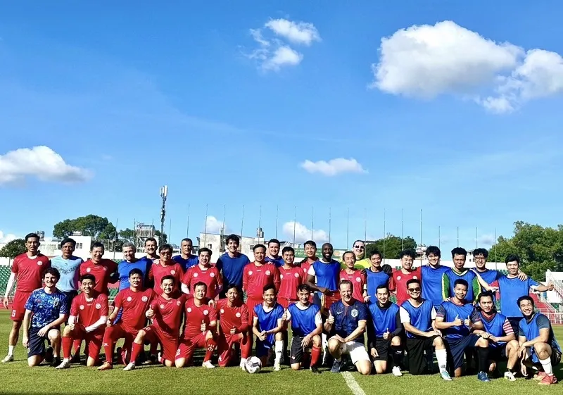 Hai đội bóng chụp hình lưu niệm