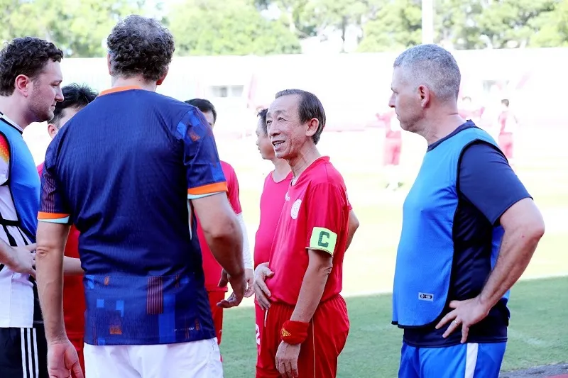 Trao đổi xúc tiến đầu tư trước trận đấu (Chritopher, Phó Tổng lãnh sự trưởng Đức; Tobias, TP Kinh tế, Lãnh sự quán Hà Lan; PGS. TS Trần Hoàng Ngân; Greg, TP Lãnh sự, Lãnh sự quán Hoa Kỳ - Từ trái sang)