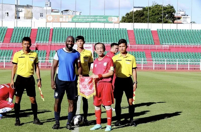 Đội trưởng Trần Hoàng Ngân và đội trưởng Mam Jobe (Lãnh sự quán Mỹ) trao cờ lưu niệm