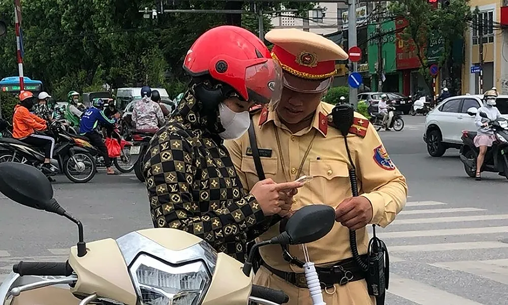 Phụ nữ đầu tiên bị xử lý với giấy phép lái xe trên ứng dụng VNeID