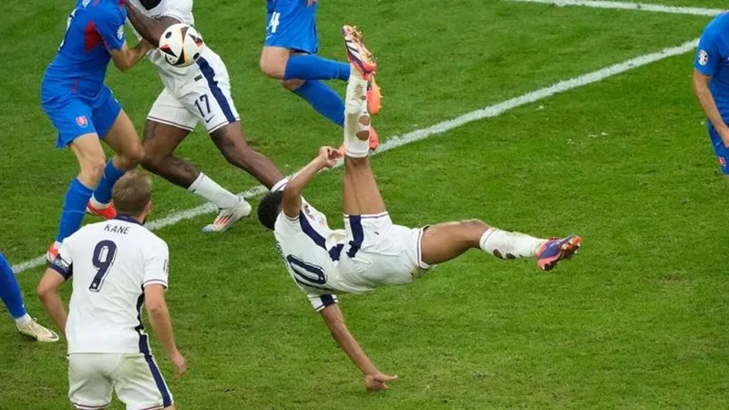 jude-bellingham-suyt-bi-thay-ra-truoc-khi-ghi-sieu-pham-vao-luoi-slovakia 1