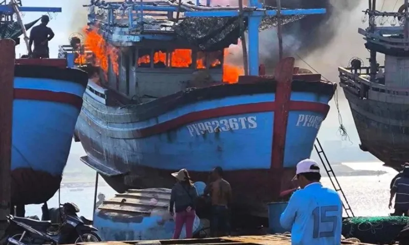 Phú Yên: Cháy tàu cá, ngư dân thiệt hại hơn 500 triệu đồng