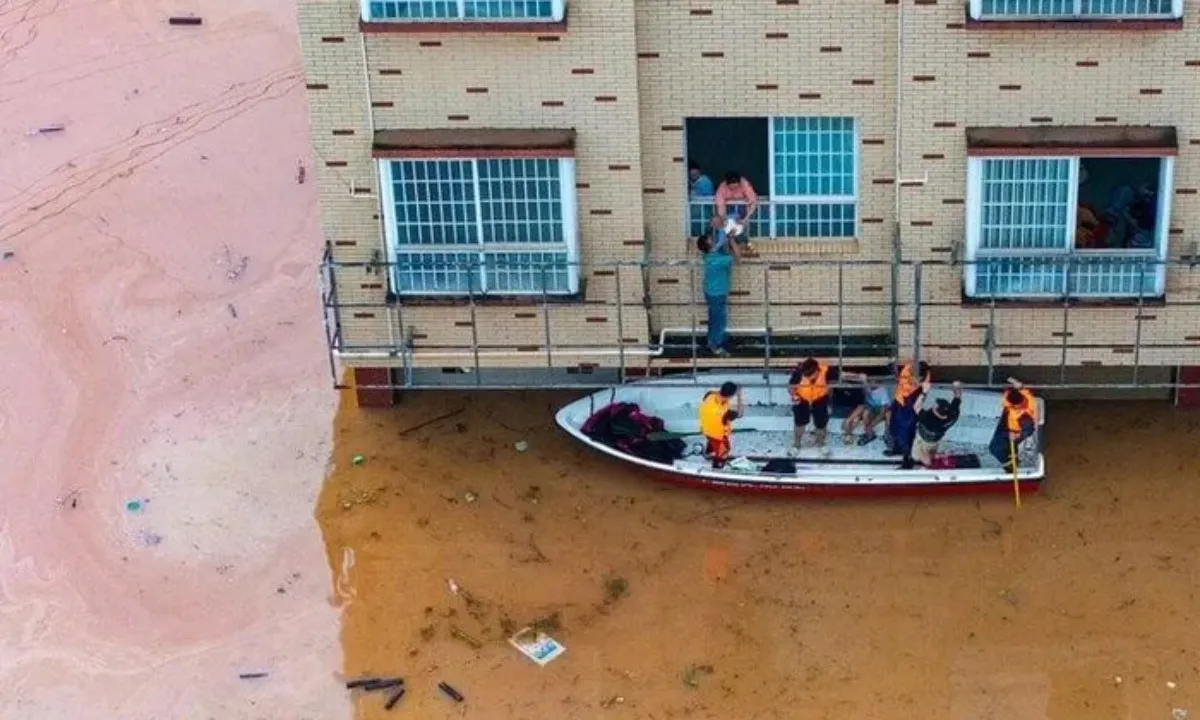 Trung Quốc đối mặt lũ lụt nghiêm trọng nhất 70 năm