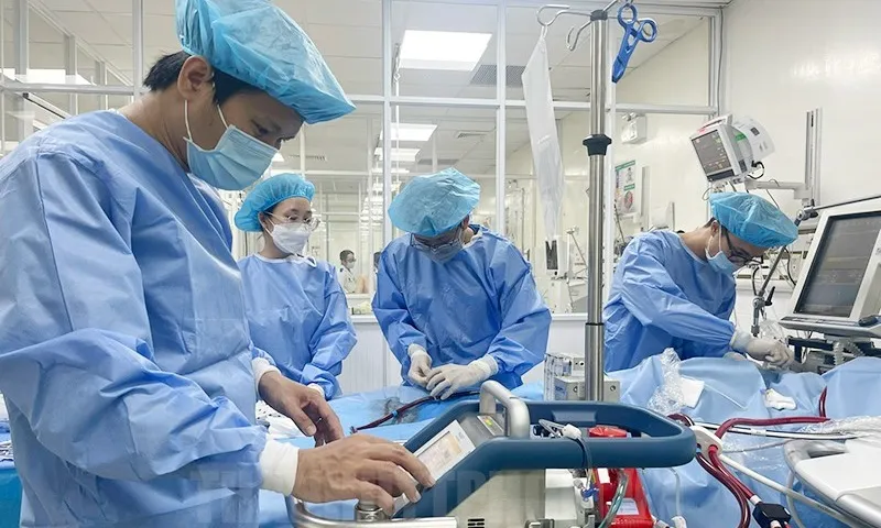 Các bác sĩ thực hiện kỹ thuật ECMO để cứu sống bệnh nhân suy hô hấp sau phẫu thuật thẩm mỹ  hcm