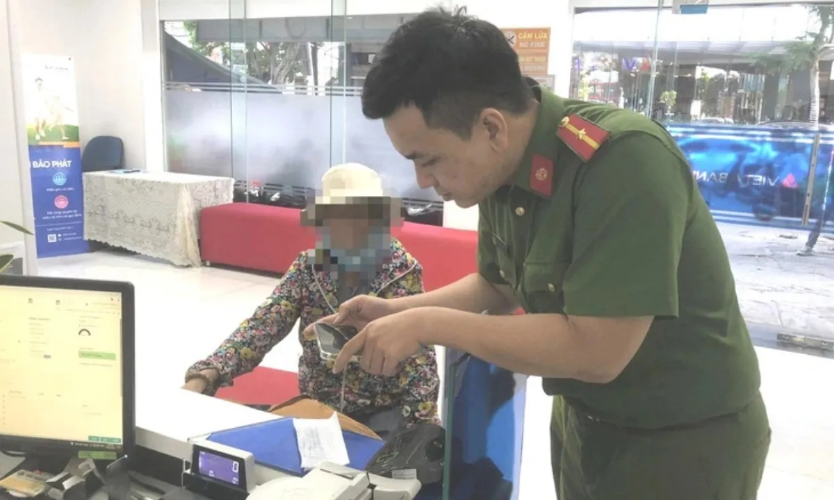Ngăn kịp thời người phụ nữ lớn tuổi chuyển 300 triệu đồng cho kẻ lừa đảo